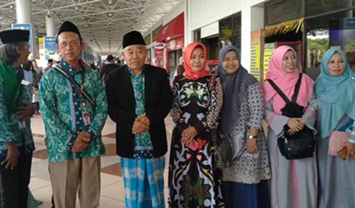 Dr KH Asep Saifuddin Chalim, MA (pakai jas hitam) bersama sebagian rombongan umroh saat mau berangkat umroh untuk memenuhi nadzar kampanye pilgub dan pilpres di Bandara Juanda Sidoajo Jawa Timur, Kamis pagi (2/1/2020). Tampak juga Nyai Fatimah, Sekretaris PC Muslimat NU Kota Surabaya. foto: BANGSAONLINE.com