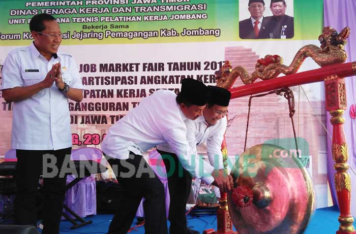 Ketua DPRD Jatim Abdul Halim Iskandar dan Bupati Jombang 
 yono Suharli Wihandoko saat memukul gong pembukaan job fair, Rabu (23/8/2017). foto: ROMZA/ BANGSAONLINE
