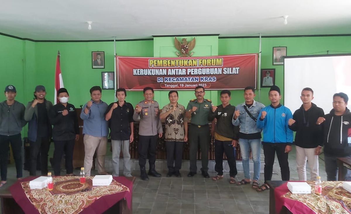 Camat Kras Agoeng Noegroho diapit Kapolsek AKP I Nyoman Sugita dan Danramil Kapten Arh. Ajir bersama ketua dan pengurus perguruan silat. Foto: Ist.