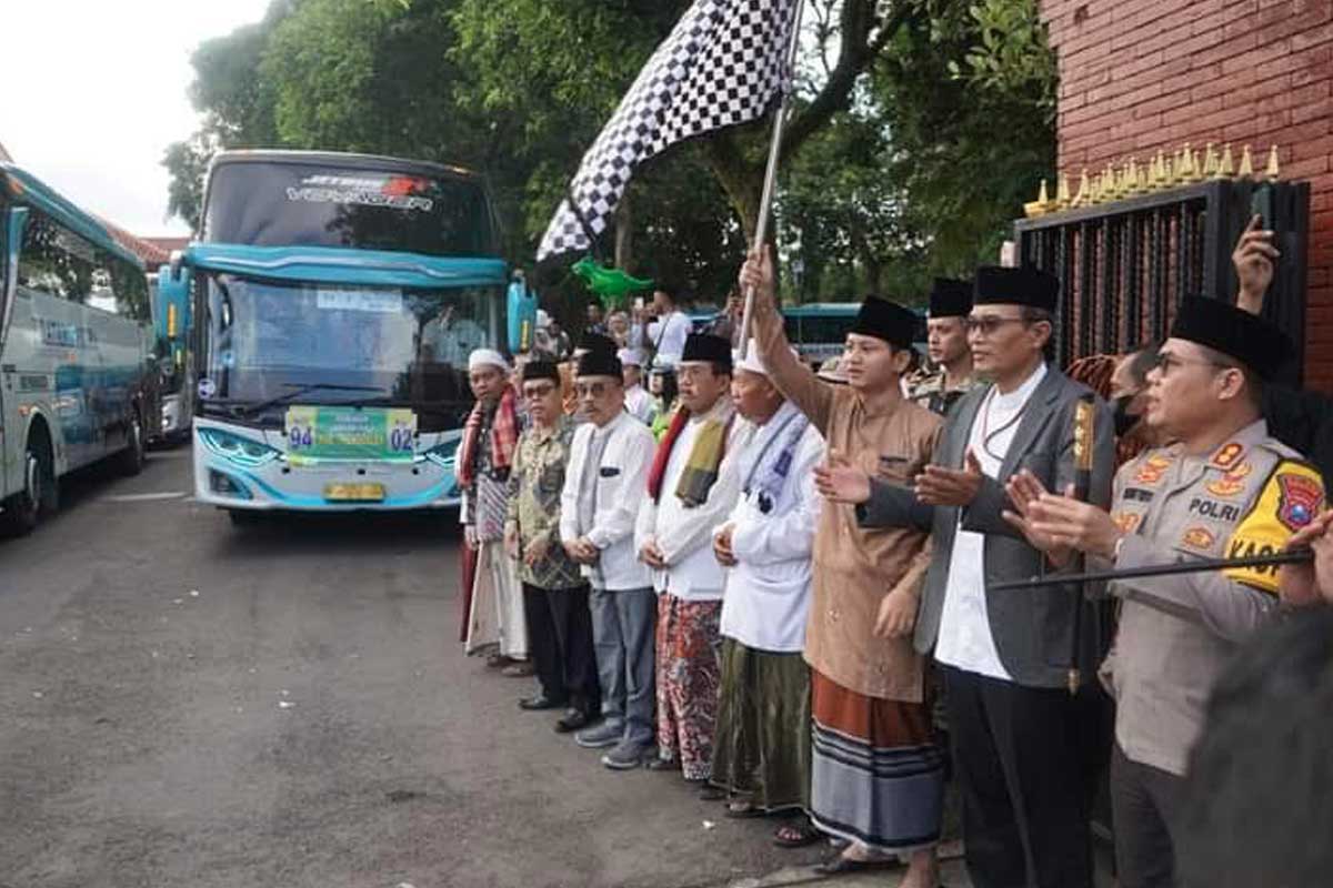 Bupati Arifin (angkat bendera) saat memberangkatkan CJH di depan Pendopo Kabupaten Trenggalek
