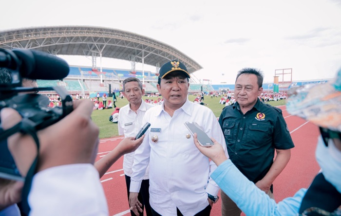 Bupati Hendy saat ikut menyaksikan pertandingan cabor sepak bola di Stadion Notohadinegoro.