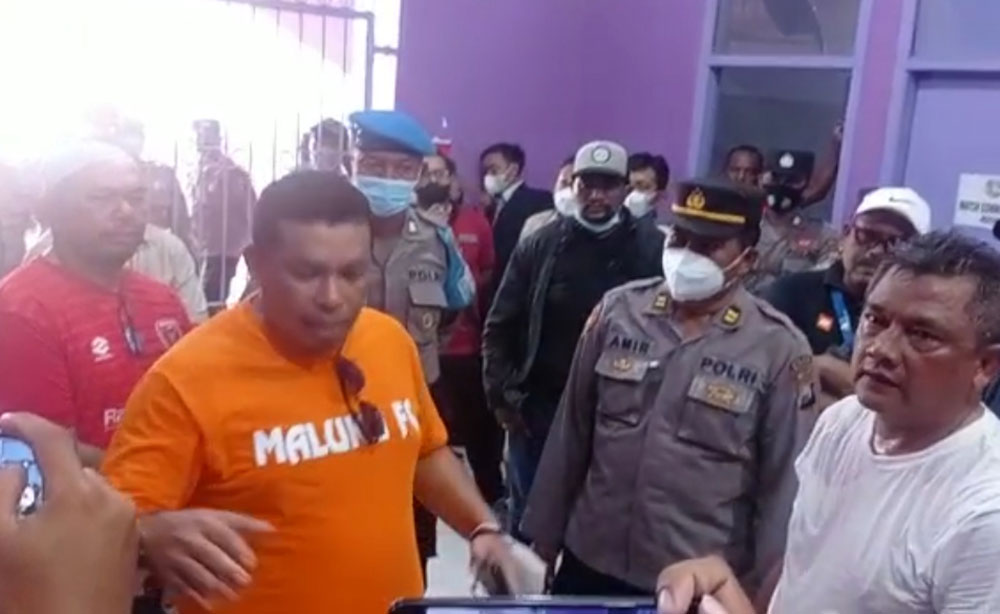 Salah satu Ofisial Maluku FC saat memberi keterangan kepada wartawan. foto: ist.