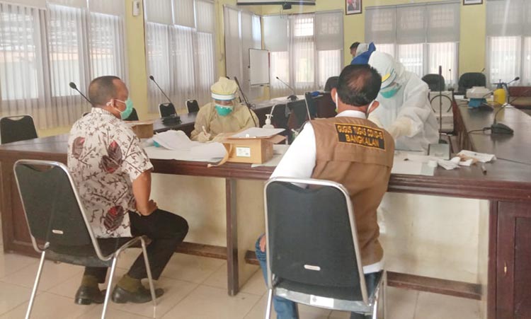Proses pengambilan darah untuk rapid test di kantor DPRD Bangkalan, Rabu (22/4/2020).