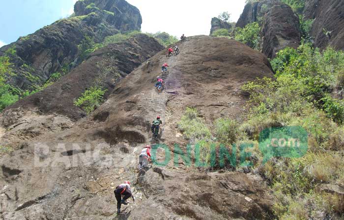 Panjat Tebing Via Ferrata oleh jajaran Muspida Trenggalek di Gunung Sepikul. foto: HERMAN S/ BANGSAONLINE