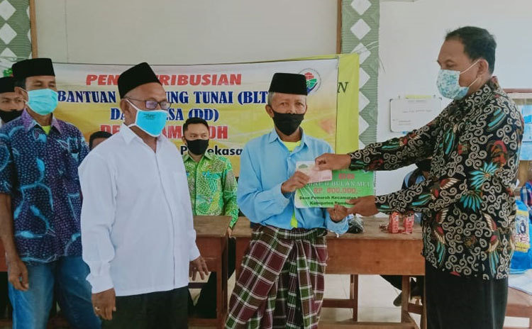 Pembagian BLT-DD di Balai Desa Pamoroh, Kecamatan Kadur, Kabupaten Pamekasan. 