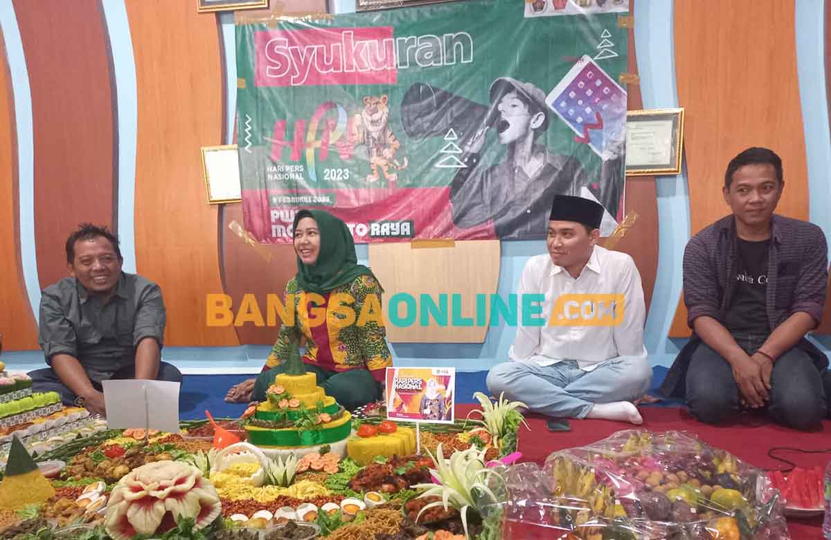 Gus Barra dan Ning Ita saat menghadiri syukuran dalam rangka memperingati HPN 2023. Foto: ROCHMAT SAIFUL ARIS/BANGSAONLINE