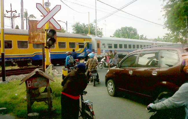 Pelintasan KA di Bojonegoro sebagian belum berpalang pintu.
