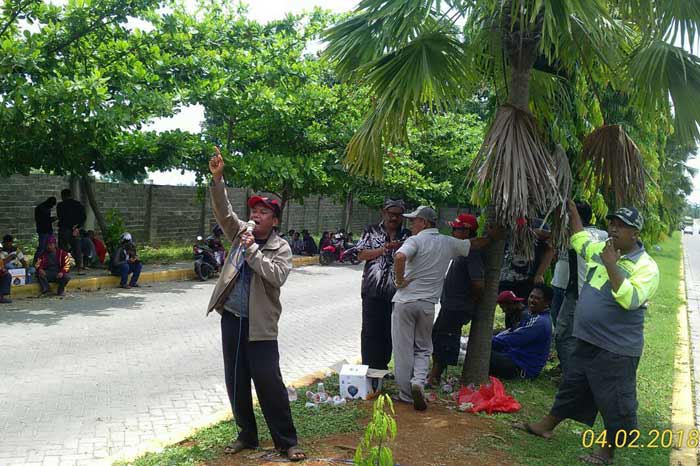Aksi warga saat demo di pabrik semen Holcim.