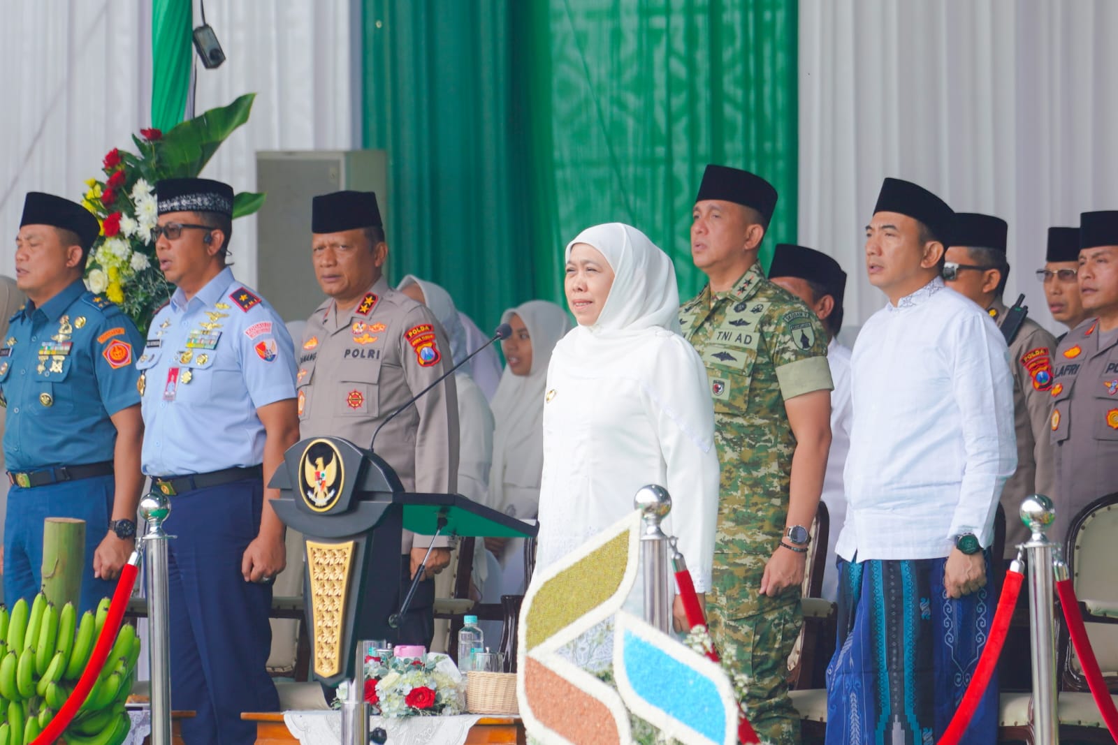 Gubernur Jatim,Khofifah saat memimpin apel Hari Santri Nasional 2025