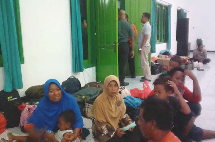 20 pengunsi dari Palu ditampung menuju Mes Baskara 084/BJ Jl. Raya Juanda, Sedati Sidoarjo. foto: CATUR A/ BANGSAONLINE