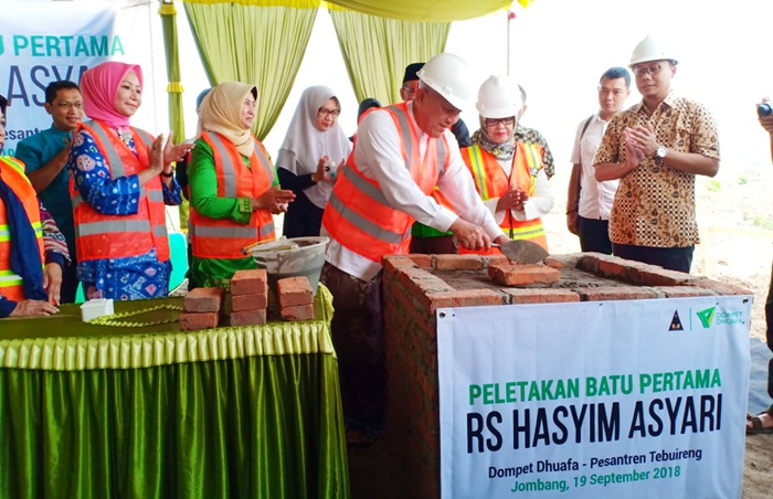 Wakil Pengasuh Pesantren Tebuireng KH Abdul Hakim Mahfudz saat melakukan Peletakan Batu Pertama pembangunan Rumah Sehat KH Hasyim Asy