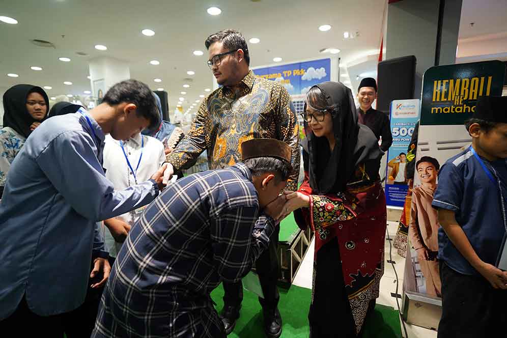 Bupati Kediri Hanindhito Himawan Pramana dan istri yang juga Ketua TP PKK Kabupaten Kediri Eriani Annisa saat menyalami anak yatim. (Ist)