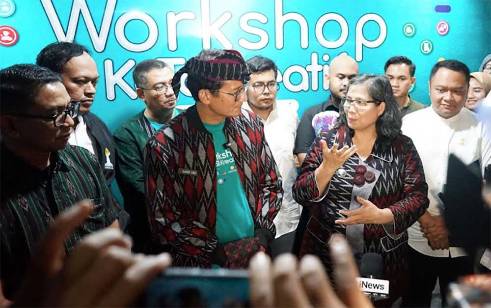 Pj Wali Kota Kediri Zanariah saat berdialog dengan Menparekraf Sandiaga Uno.