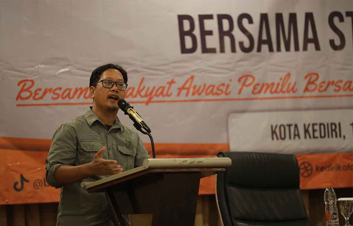 Anggota Bawaslu Kota Kediri Kordiv HP2H, Suhartono, saat menyampaikan paparan. Foto: Ist