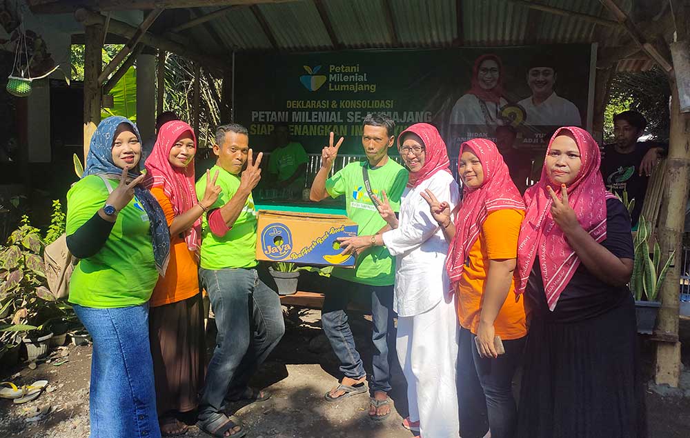 Bunda Indah saat menerima hasil panen pisang cavendish dari para petani. Foto: IMRON GHOZALI/ BANGSAONLINE
