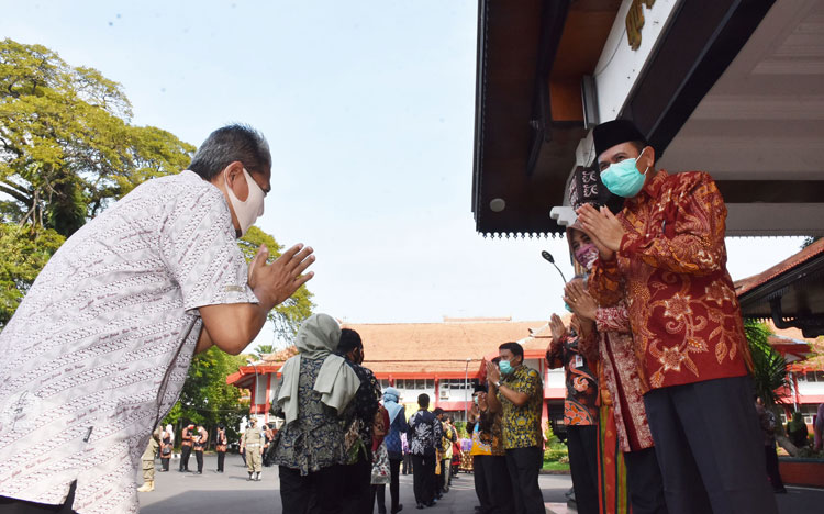 Bupati Pungkasiadi ketika berhalal bihalal dengan karyawan Pemkab Mojokerto dalam kondisi new normal.