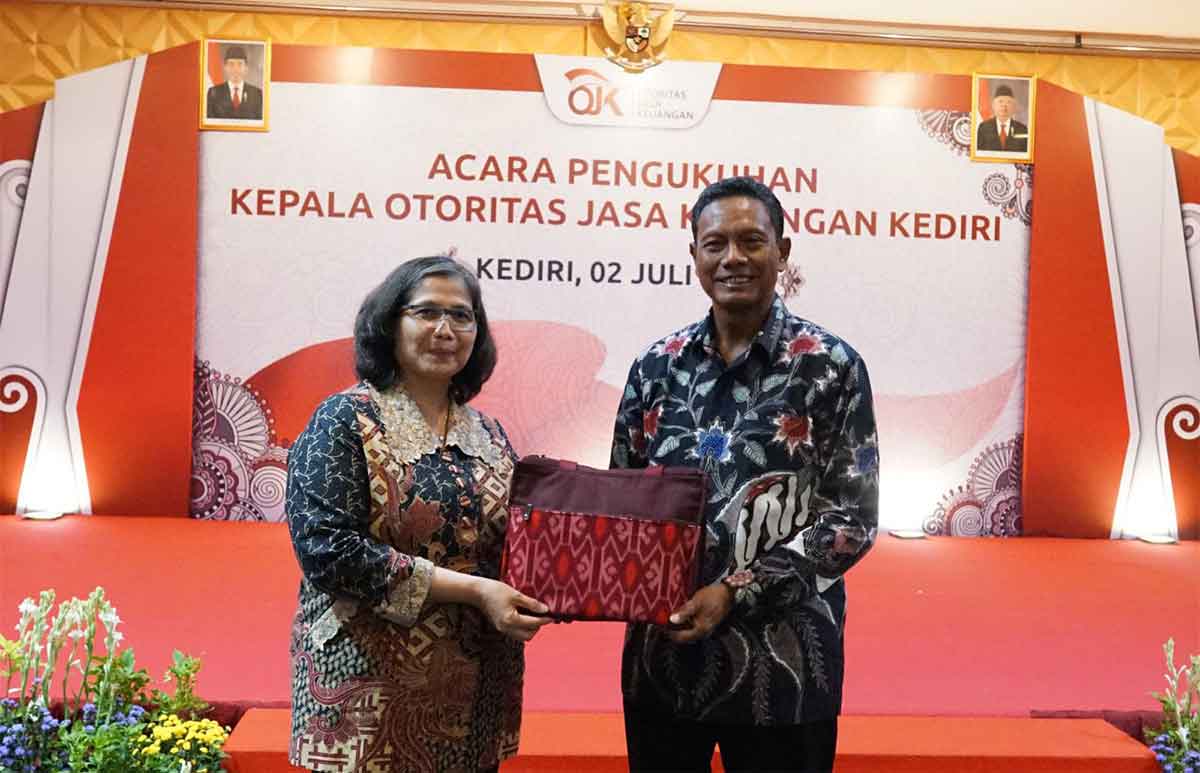 Pj Wali Kota Kediri, Zanariah, saat menyerahkan cendera mata kepada Eks Kepala OJK Kediri, Bambang Supriyanto. Foto: Ist