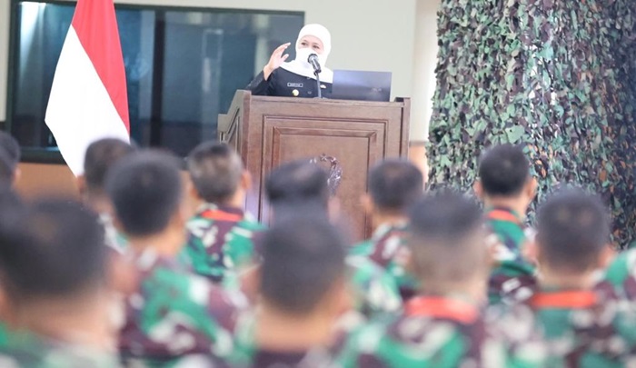 Gubernur Khofifah saat menjadi pembicara dalam acara Pembekalan Komandan Kodim TNI AD Tahun 2021 di Pusdikter Pusterad TNI AD, Bandung Barat, Jumat, (26/11).