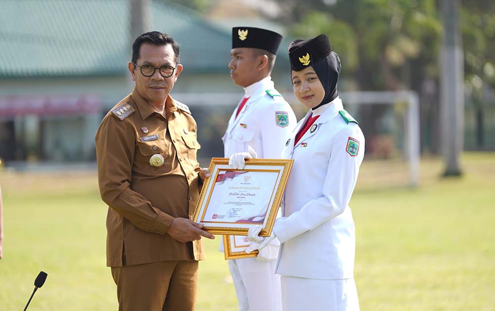 Wali Kota Nurochman menyerahkan piagam penghargaan kepada seluruh anggota, pelatih, dan pembina Paskibraka Kota Batu.