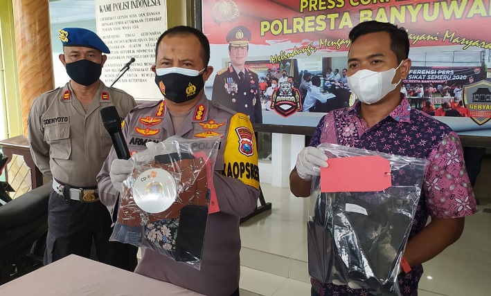 Kapolresta Banyuwangi Kombes Pol Arman Asmara Syarifuddin menunjukkan barang bukti.