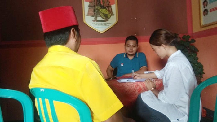 Pasangan calon jalur perorangan Edi Weliang dan Eka Setya Hari Suci saat menandatangani berita acara pengambilan Silon.