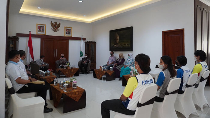 Suasana saat Wali Kota Batu, Dewanti Rumpoko, bertemu dengan atlet basket yang berangkat ke Porprov Jatim 2022.