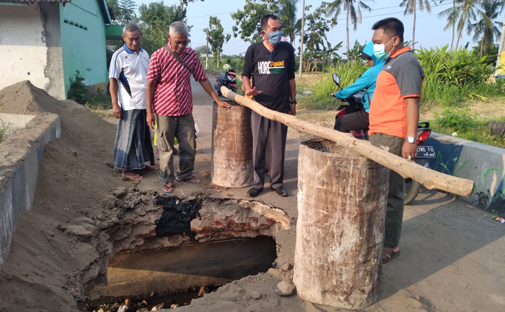 Tampak jembatan ambruk akibat dilalui dump truck pengangkut tanah uruk.