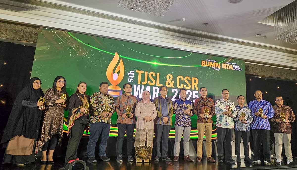 VP TJSL Petrokimia Gresik, Kadek Ardhika WK (lima dari kiri), bersama para penerima penghargaan di Ajang TJSL dan CSR Award 2025 di Jakarta. Foto: Ist