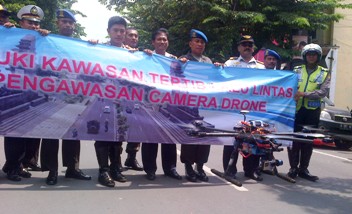 Kasatlantas Polres Gresik, AKP Happy bersama petugas Dishub Gresik dan Kodim 0817 ketika demo camera drone. (syuhud/BANGSAONLINE)