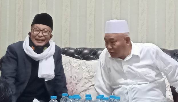 Prof. Dr. KH. Asep Saifuddin Chalim (baju putih, kanan) dan KH. Yuristian (kiri). foto: ist.