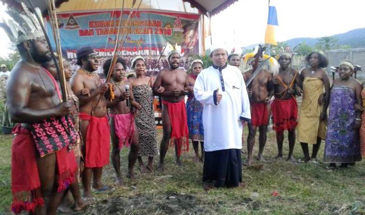 Ustadz Darto Saifudin bersama warga asli Papua di Manokwari Selatan Papua Barat. foto: istimewa/ bangsaonline.com