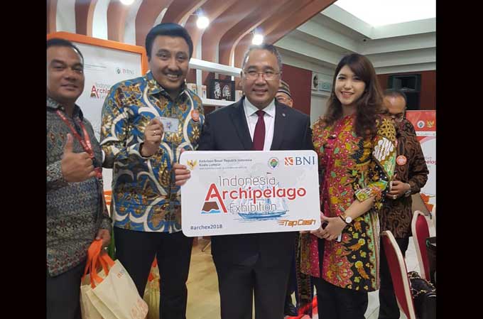 Menteri Desa Pembangunan Daerah Tertinggal dan Transmigrasi, Eko Putro Sandjojo (dua dari kanan) bersama tim BNI saat pameran Indonesia Archipelago Expo 2018, di Kuala Lumpur. 
