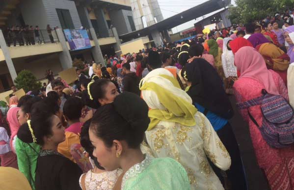 Ribuan Kartini berdatangan di GOR Jayabaya untuk pecahkan MURI. foto: arif kurniawan/ BANGSAONLINE