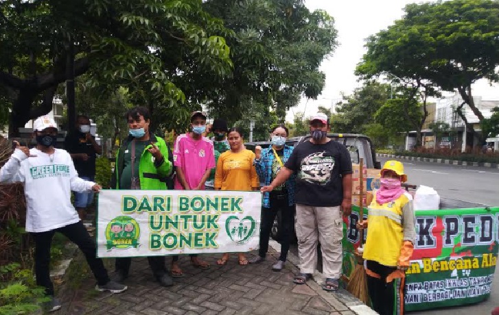 Suporter Persebaya yang tergabung dalam Bonek Peduli Bencana Alam melakukan aksi kemanusiaan untuk korban bencana banjir Kali Lamong.
