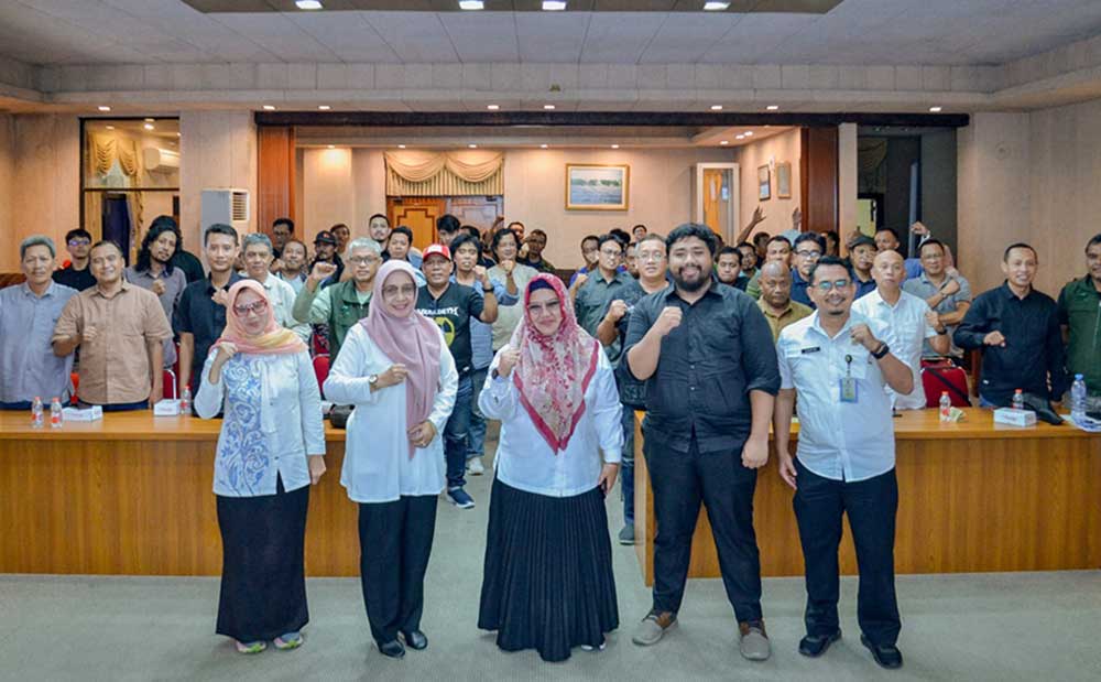 Plt Bupati Gresik Aminatun Habibah (tengah) didampingi Kadiskominfo Ninik Asrukin saat diskusi dengan insan media. Foto: Ist.