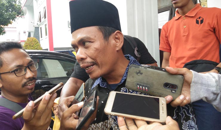 Bacabup Jalur Independen, Wahid Nanang saat mengunjungi Kantor KPU Tuban untuk konsultasi.