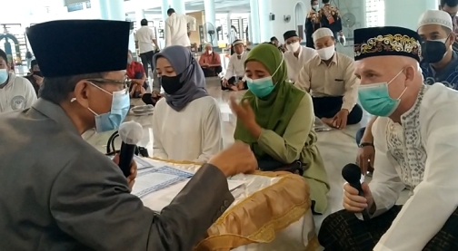 Tiga muallaf, di antaranya bule dari Prancis saat dibimbing Prof Dr KH Ali Aziz ikrar dua kalimat syahadat di Masjid Nasional Al-Akbar Surabaya, Jumat (3/9/2021). foto: m mas
