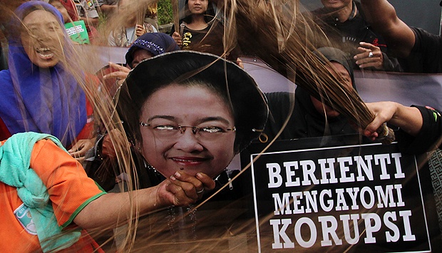 Massa menyapu gambar wajah Megawati di Gedung KPK, Jakarta, 16 Februari 2015. Mereka menolak kriminalisasi terhadap KPK, dan menolak pelantikan Komjen Budi Gunawan dan Budi Waseso. TEMPO/Eko Siswono Toyudho