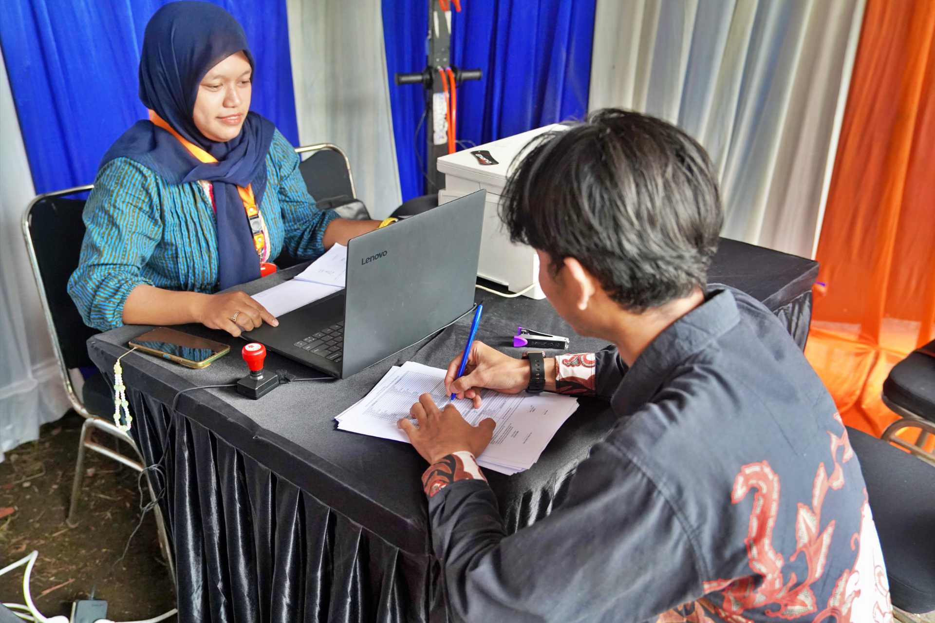 Salah satu pemudik saat mendaftarkan angkutan motis