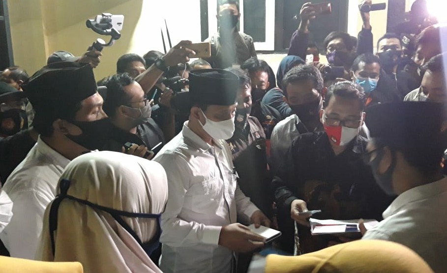 H. Ridwan dan Hj. Mudawamah saat ditolak KPU Kabupaten Kediri untuk mendaftar karena tidak ada parpol yang mendaftarkan. foto: MUJI HARJITA/ BANGSAONLINE
