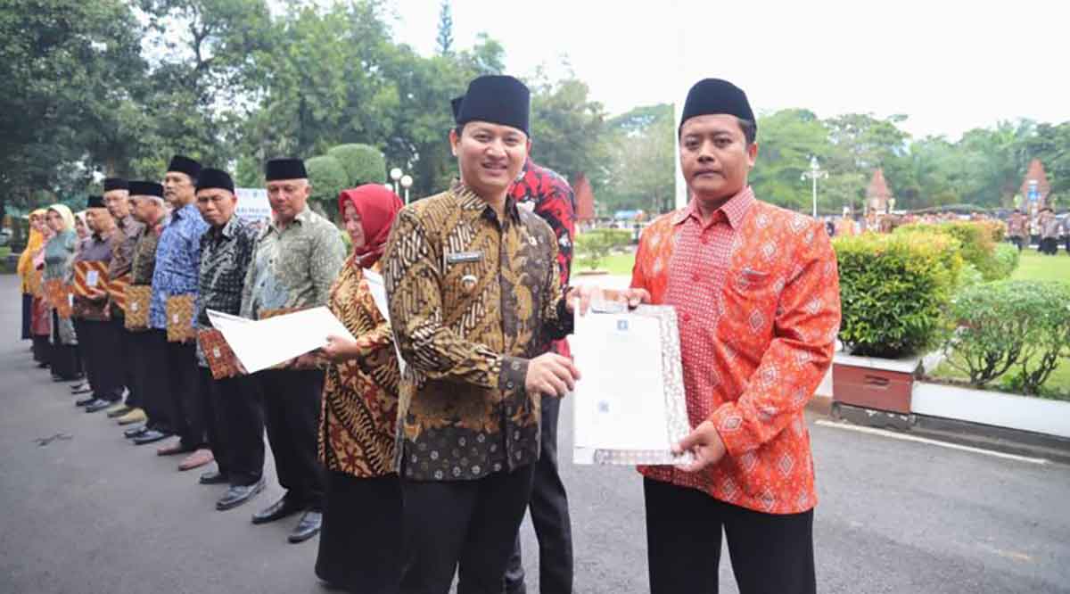Bupati Trenggalek saat meluncurkan Koperasi Merah Putih.