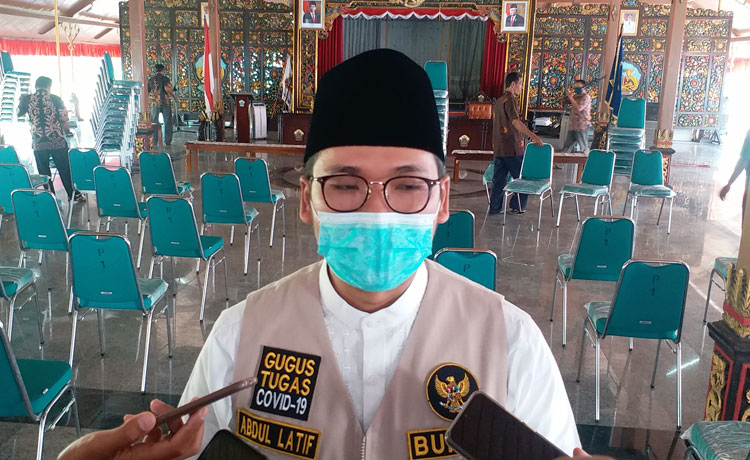 Bupati Bangkalan Abdul Latif Imron saat memberikan penjelasan usai rakor dengan Gugus Tugas dan Kemenag di Pendopo Agung, Kamis (4/6).
