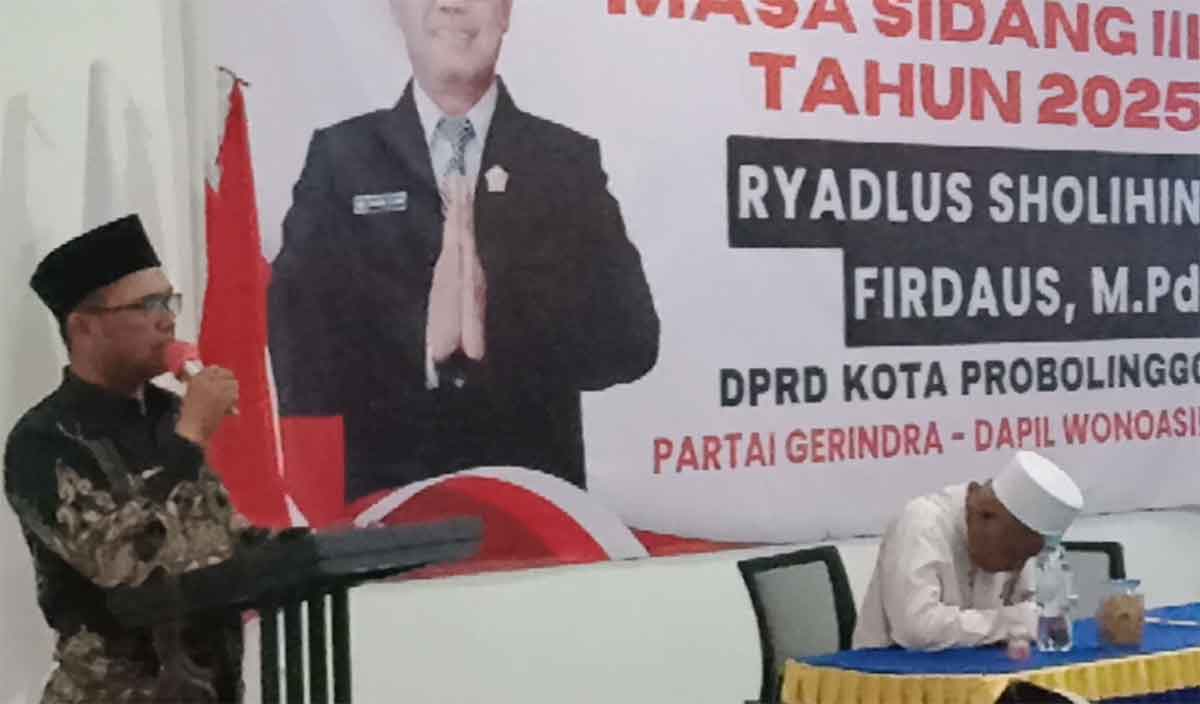Anggota DPRD Kota Probolinggo dari Gerindra, Riyadlus Solihin Firdaus, saat reses di Aula Yayasan Badrut Tamam.