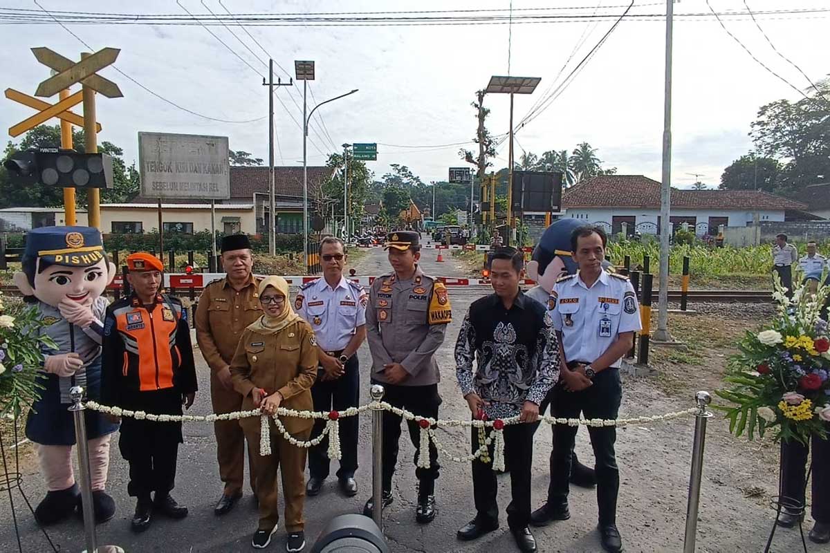 Bupati Blitar, Rini Syarifah saat meresmikan palang pintu kereta api di Kelurahan Bence, Kecamatan Garum, dari PT Wantech Indonesia Jaya, pada Selasa (4/6/2024).