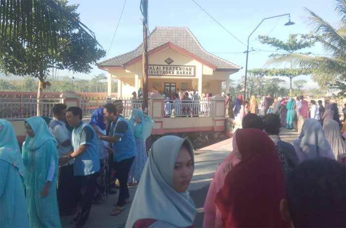 Budaya saling bermaafan juga biasa dilakukan di Balai Desa. foto: ist