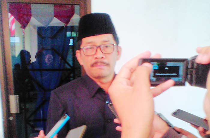 Ketua DPRD Kota Madiun Istono saat memberi keterangan kepada awak media usai rapat paripurna.