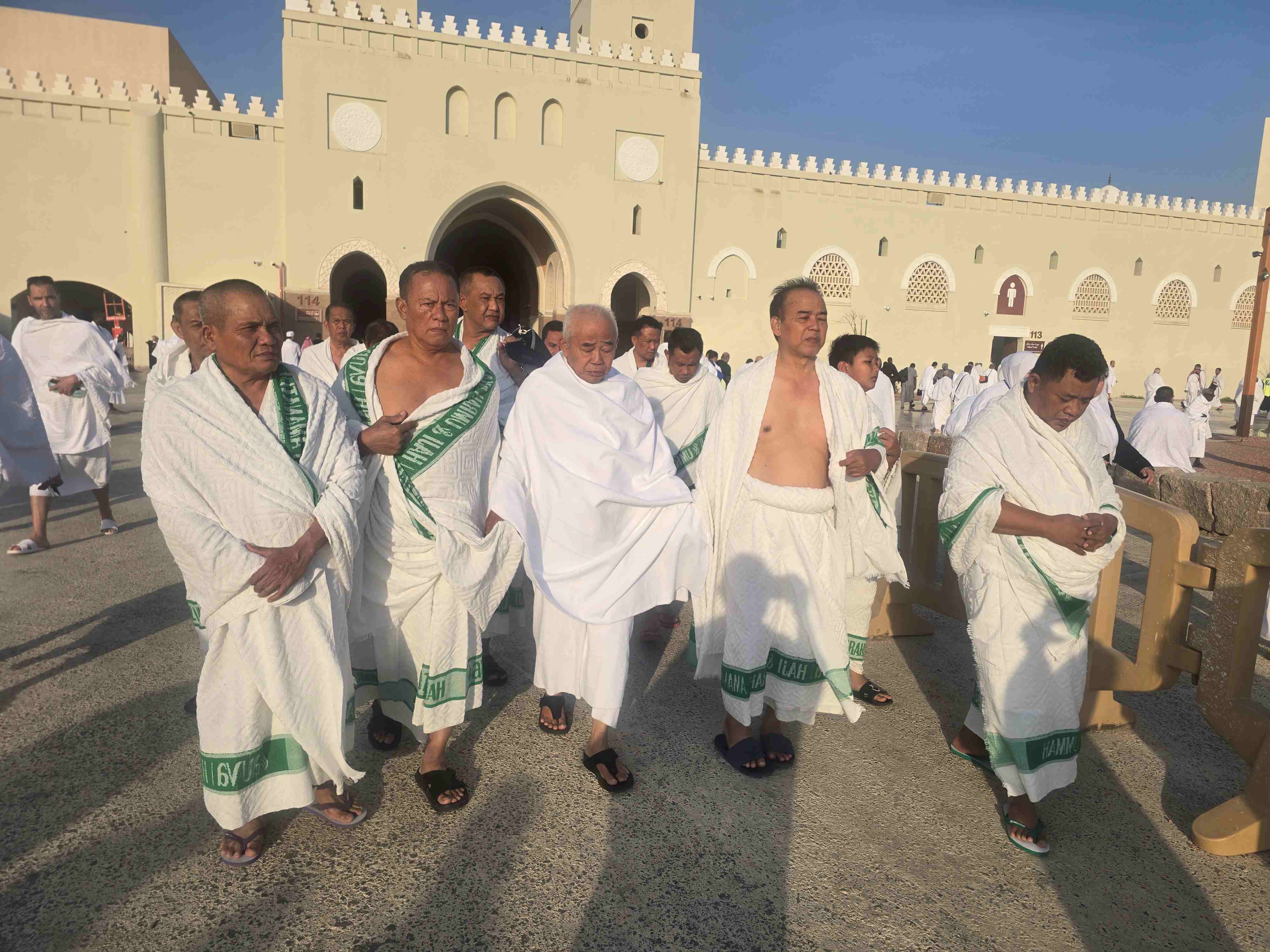 Prof Dr KH Asep Saifuddin Chalim MA bersama jemaah umrah yang sedang membadalumrahkan 63 santri korban reruntuhan Musholla Pondok Pesantren Al Khoziny. Foto: bangsaonline