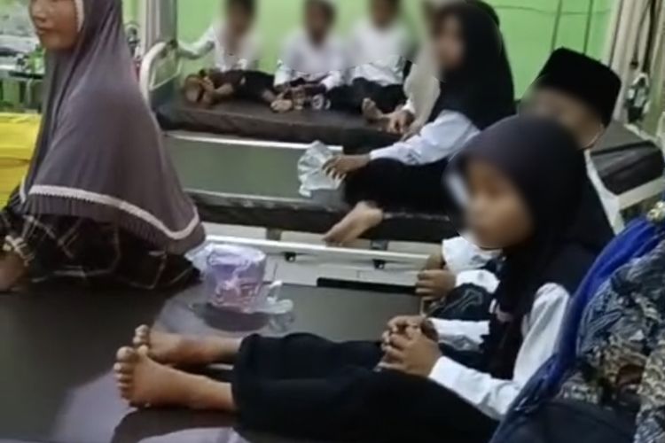 Para siswa SMAN 1 Kokop yang dirawat di puskesmas setempat akibat gangguan kesehatan usai menyantap menu MBG (dok. Ist)