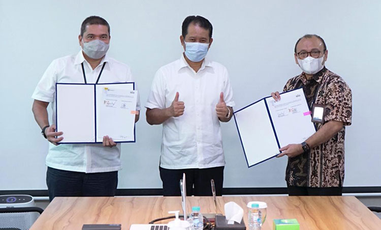 Tri Abdisatrijo (kanan), Dani Rusli Utama (tengah), dan Ridwan Sani Siregar (kiri), usai penandatanganan MoU kerja sama pemanfaatan produk semen dan nonsemen serta fasilitas kepelabuhanan. (foto: ist)