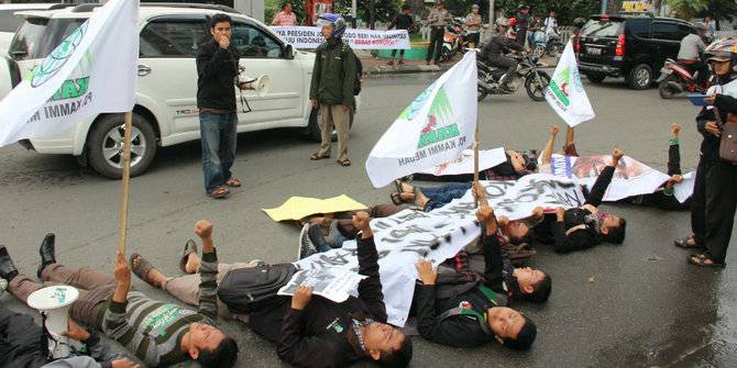 Mahasiswa mendemo Presiden Jokowi dengan cara tidur di jalan raya di Sumatera Utara. Foto: merdeka.com